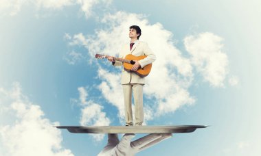 İşadamı akustik gitar çalmak tepsi   