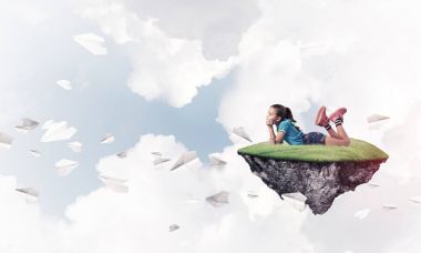 yüzen ada üzerinde oturan kız 