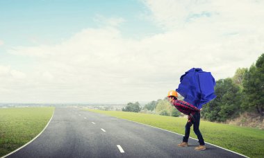 adam taşıma kağıt topu 