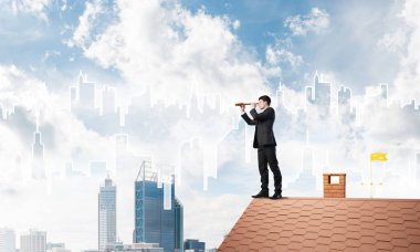 Çatıda duran işadamı