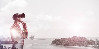 Sanal gerçeklik kulaklığı olan adam. 