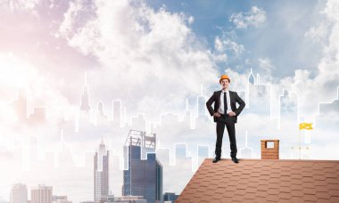 Çatıda duran mühendisi