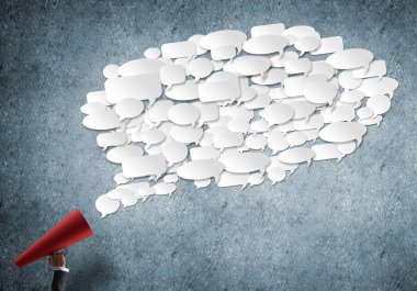 Kırmızı kağıt trompet tutan işkadını el