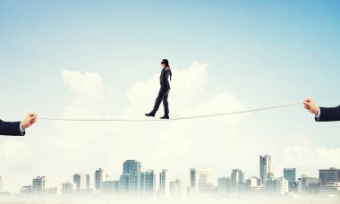 Göz bağını ipte yürümek gözleri ile işadamı 