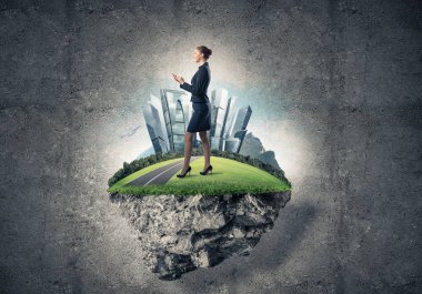  Yeşil yüzen ada üzerinde duran işkadını