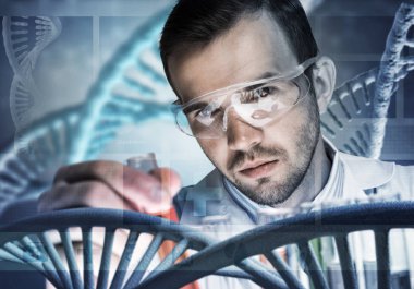 bilim adamı reaktifler cam şişe içinde karıştırma