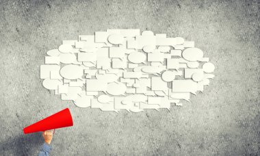 Kırmızı kağıt trompet tutan adamın elini 