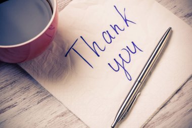 Peçeteye yazılmış romantik mesaj