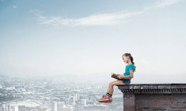 Çatı yapı üzerinde oturan sevimli kız  