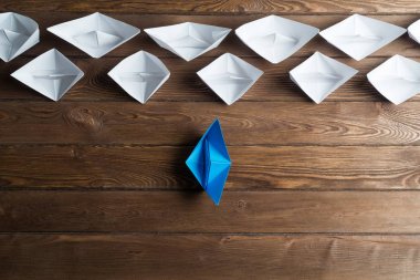 Tahta masadaki origami tekneleri. 