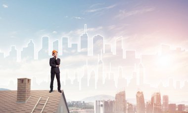 Çatıda duran mühendisi