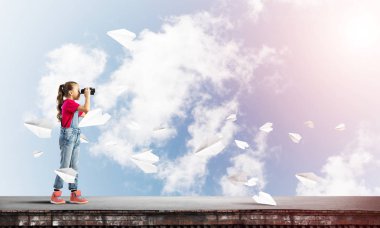 Çatı binasında sevimli kız 