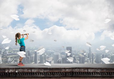 Sevimli kız evin çatısında ayakta 