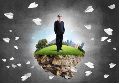 adam yeşil yüzen ada üzerinde ayakta