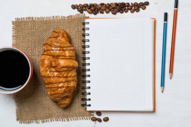 Tahta masaya not defteri.