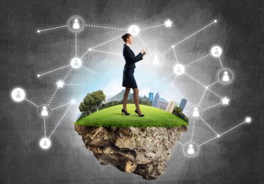 Yeşil Adası üzerinde şık iş kadını 