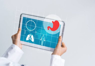  kadın doktor eller tablet ile çalışma  