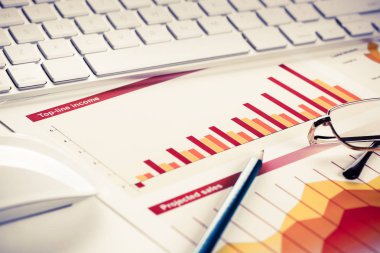 klavye ve gözlük ile tablo üzerindeki mali belgeler