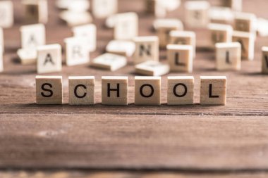 harflerle ahşap öğeleri