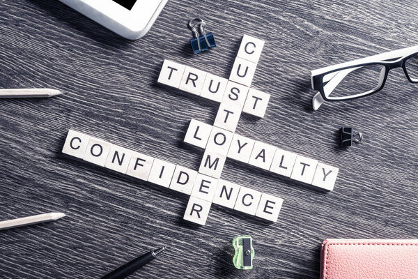 Слова с деревянными кубиками
