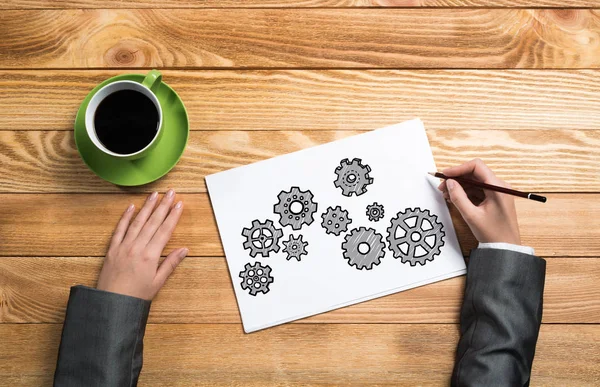 Kağıt levha vites üzerinde çizim eller 