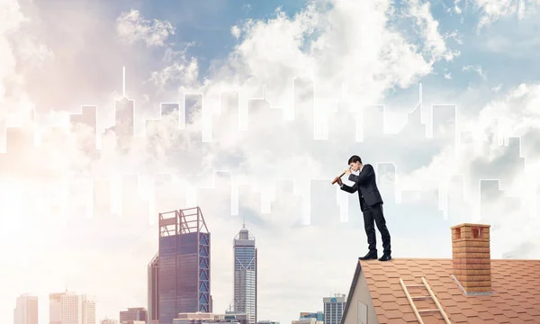 Uomo d'affari in piedi sul tetto — Foto Stock