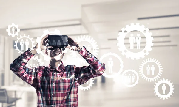 Homme avec casque de réalité virtuelle — Photo