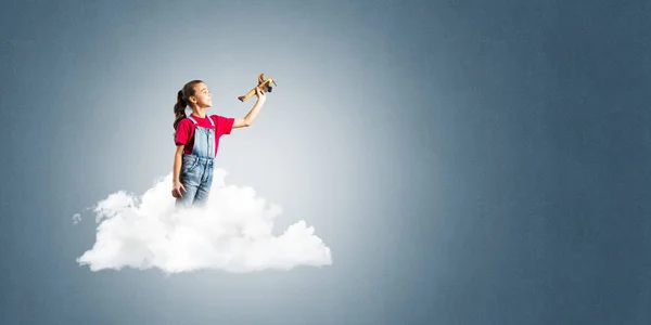Niedliches Kind Mädchen steht auf Wolke — Stockfoto