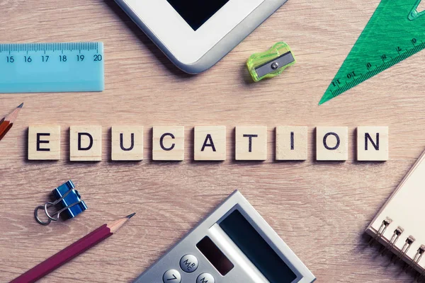 Ahşap masa üzerinde oyun öğeleri  