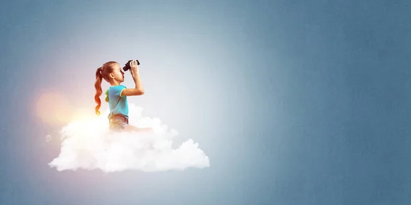 Niedliches Kind Mädchen sitzt auf Wolke — Stockfoto