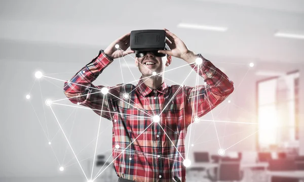 Jeune homme en réalité virtuelle casque — Photo