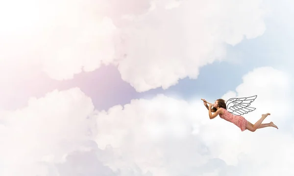Nainen lentää taivaalla. — kuvapankkivalokuva