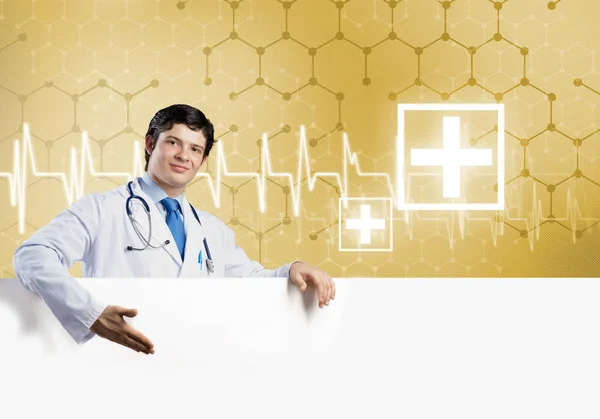 Lekarz posiadający biały pusty transparent — Zdjęcie stockowe