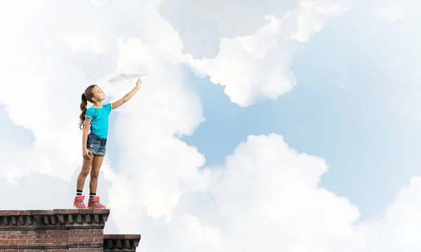 Aranyos boldog gyerek lány épület tetején — Stock Fotó