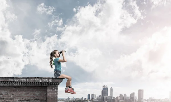 Roztomilá dívka na střeše domu — Stock fotografie