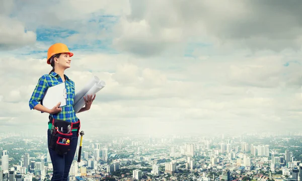 Ingeniera mujer con plano — Foto de Stock