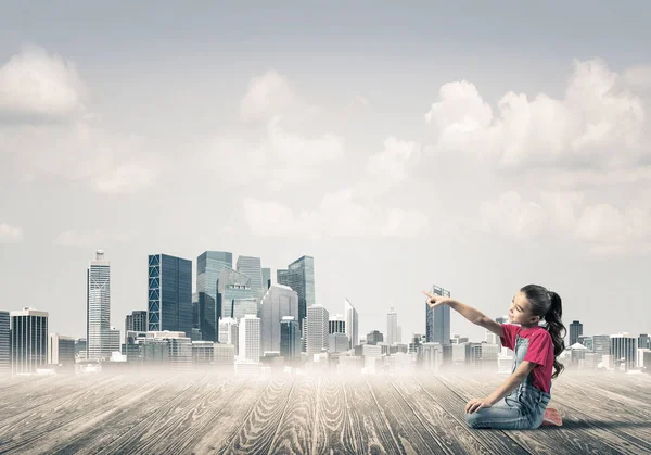 Meisje, zittend op de houten vloer — Stockfoto