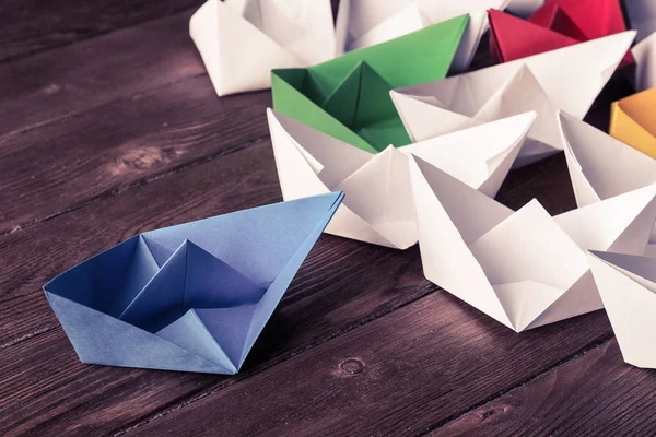 Conjunto de barcos de origami na mesa de madeira — Fotografia de Stock