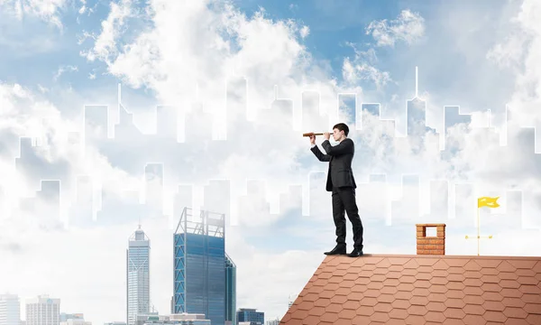 Affärsman stående på taket — Stockfoto