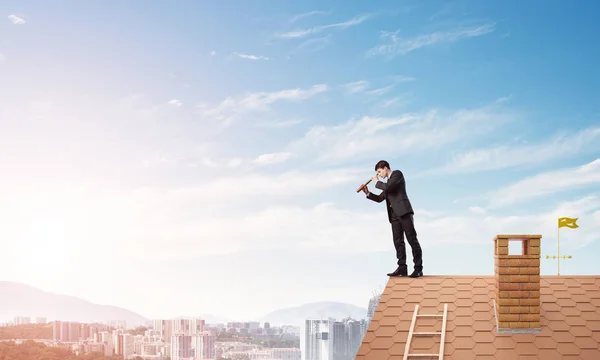 Beslutsamma affärsman står på tak — Stockfoto