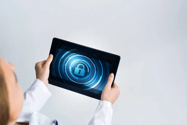 Mãos médicas femininas trabalhando com tablet — Fotografia de Stock