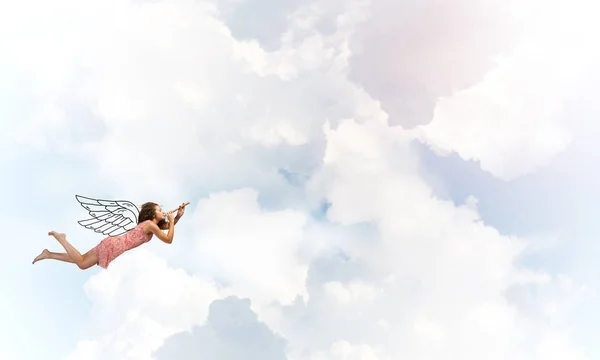 Mulher voando no céu — Fotografia de Stock