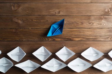 Tahta masadaki origami tekneleri. 