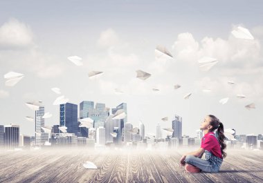 ahşap yerde oturan kız   