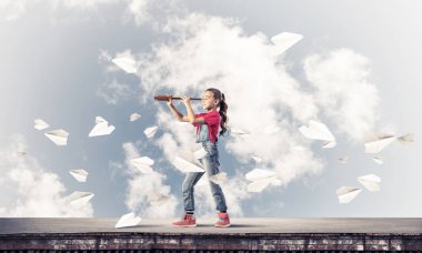 Sevimli kız evin çatısında ayakta 