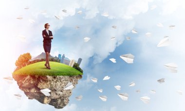  Yeşil yüzen ada üzerinde duran işkadını