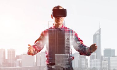 Sanal gerçeklik kulaklığı olan adam. 