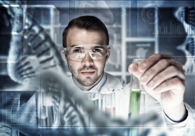 bilim adamı reaktifler cam şişe içinde karıştırma