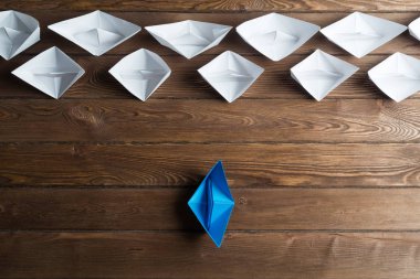 Tahta masadaki origami tekneleri. 