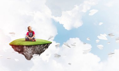 Yüzen ada üzerinde sevimli kız 